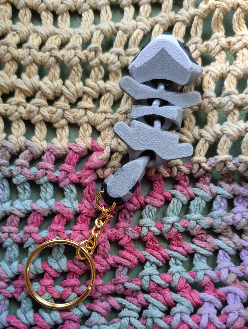 🦝 Keychain Grey Pink - Picture 3 of 4